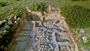 The sunken courtyard outside the entrance to the cave of Salome. Courtesy Emil Aladjem, Israel Antiquities Authority
